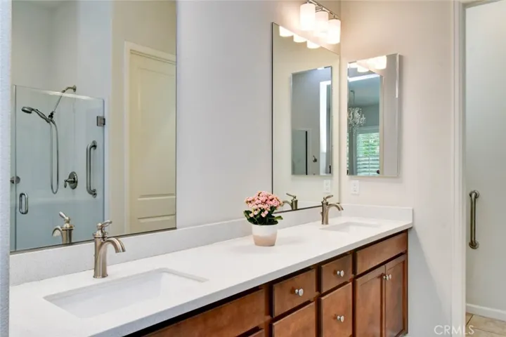 Primary bath, dual sinks