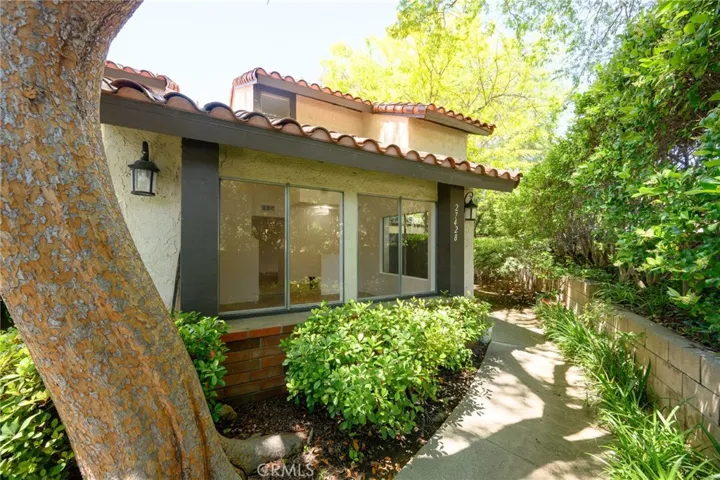27428 Rondell Street, Agoura Hills, California 91301