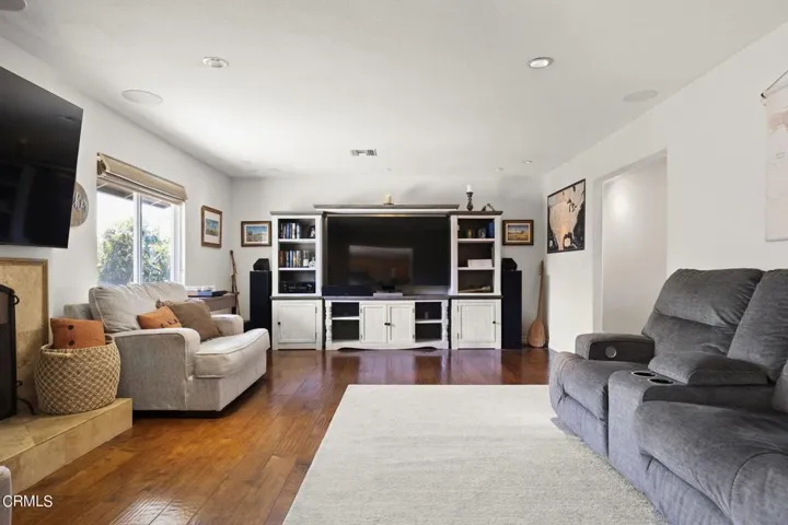 12-web-or-mls-UpmarketMedia-346NSan-24