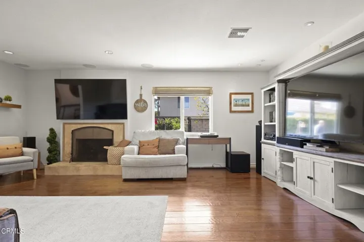 8-web-or-mls-UpmarketMedia-346NSan-12