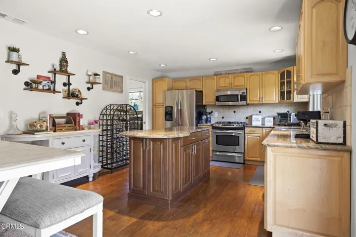 17-web-or-mls-UpmarketMedia-346NSan-81