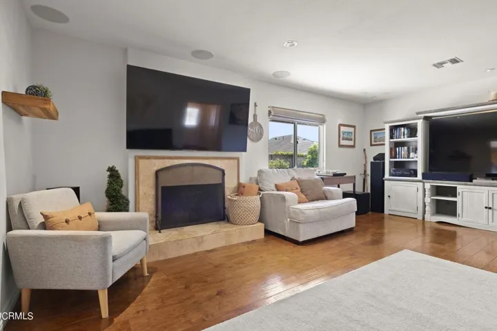 11-web-or-mls-UpmarketMedia-346NSan-30