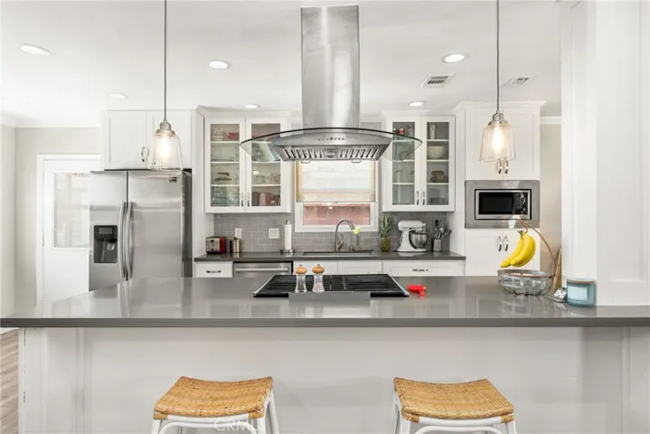 Entertaining ready Kitchen.