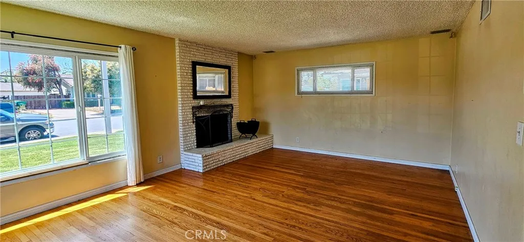 Bright large Living Room