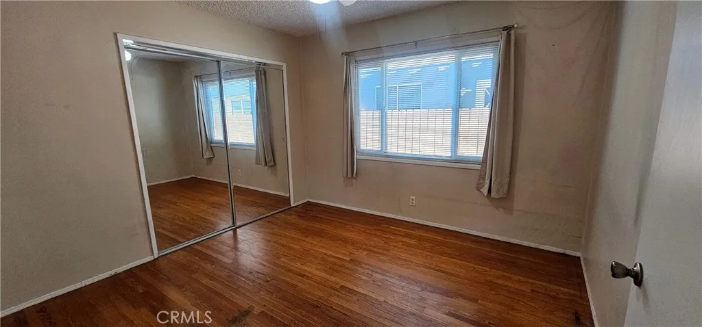 Mirror close and ceiling fan with wood blinds