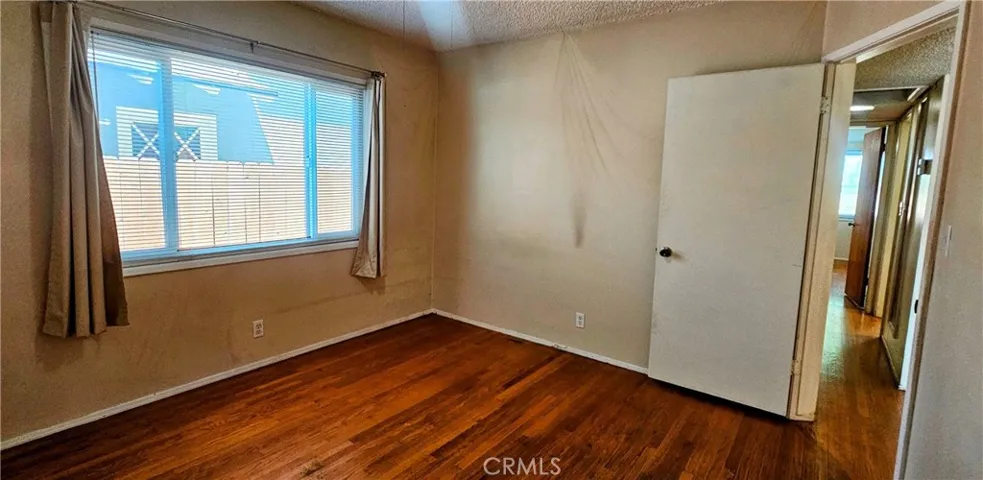 Ceiling Fan, wood blinds in good size rooms
