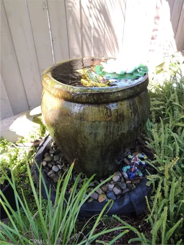 Bubbling fountain