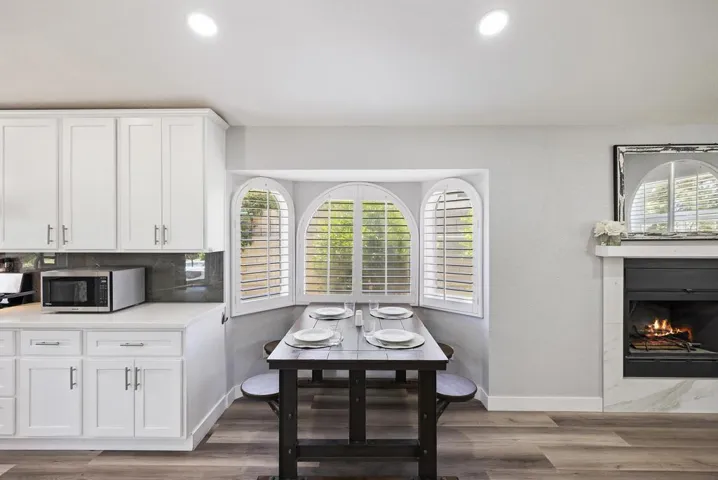012_Casual Dining Area