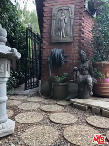 7287 Pacific View Drive, Hollywood, California 90068