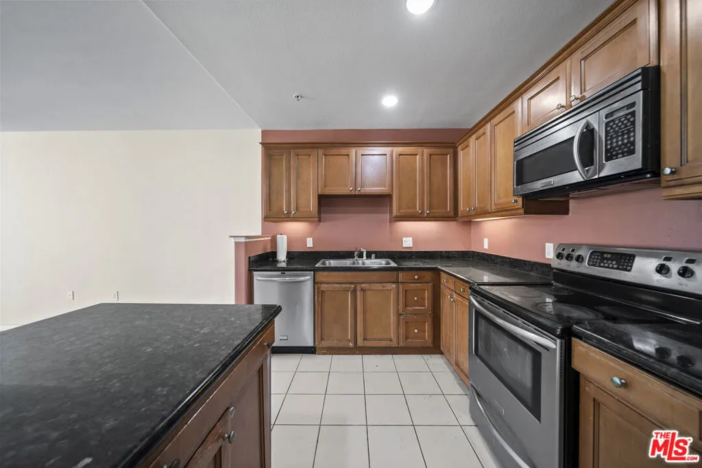 3740 Santa Rosalia Drive 212, Los Angeles, California 90008 home-pic-7