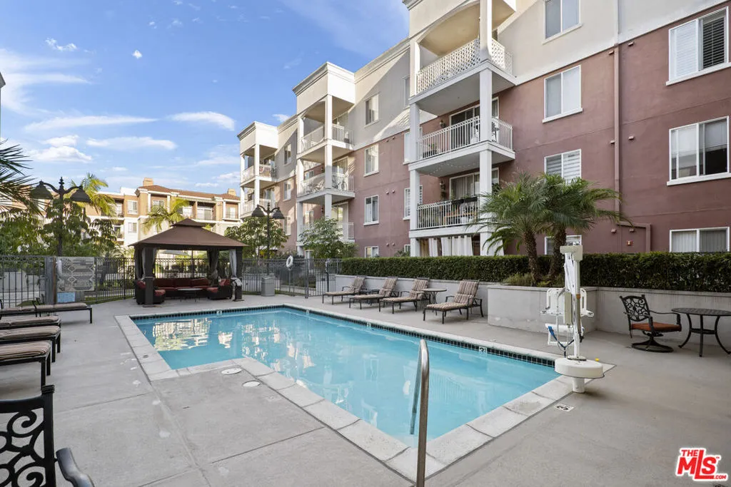 3740 Santa Rosalia Drive 212, Los Angeles, California 90008 home-pic-12