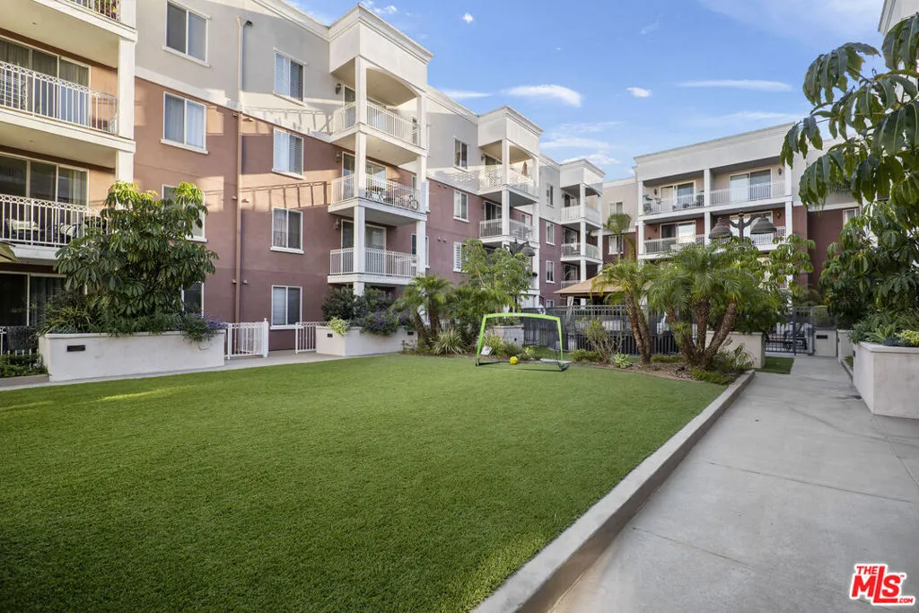 3740 Santa Rosalia Drive 212, Los Angeles, California 90008 home-pic-11