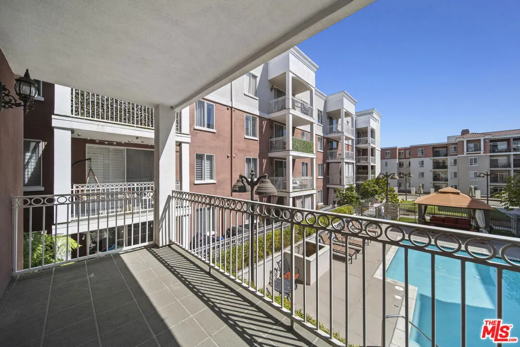 3740 Santa Rosalia Drive 212, Los Angeles, California 90008 home-pic-4