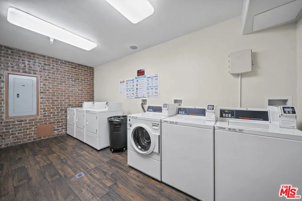 3740 Santa Rosalia Drive 212, Los Angeles, California 90008 home-pic-14