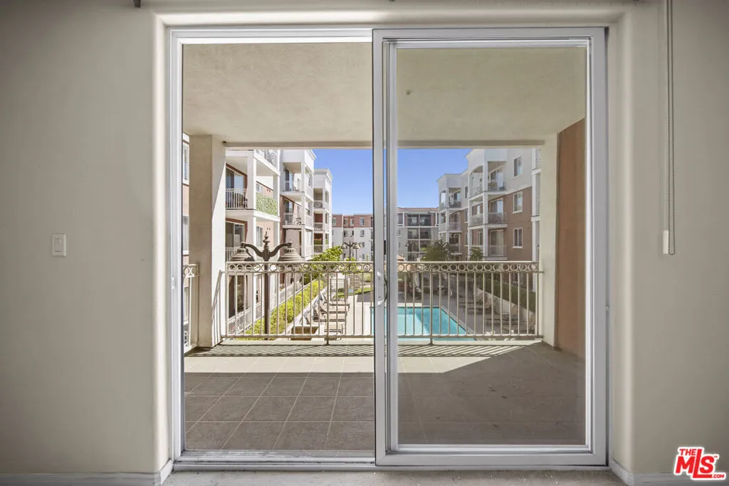 3740 Santa Rosalia Drive 212, Los Angeles, California 90008 home-pic-2