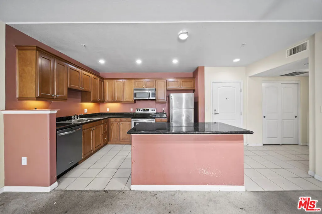 3740 Santa Rosalia Drive 212, Los Angeles, California 90008 home-pic-6