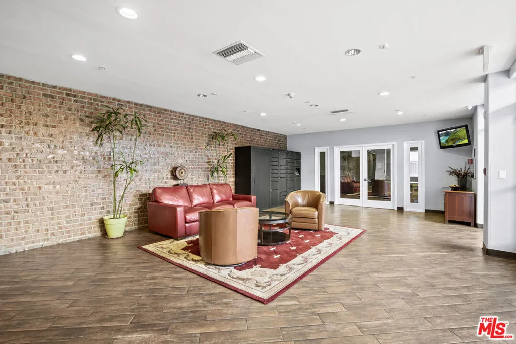 3740 Santa Rosalia Drive 212, Los Angeles, California 90008 home-pic-19