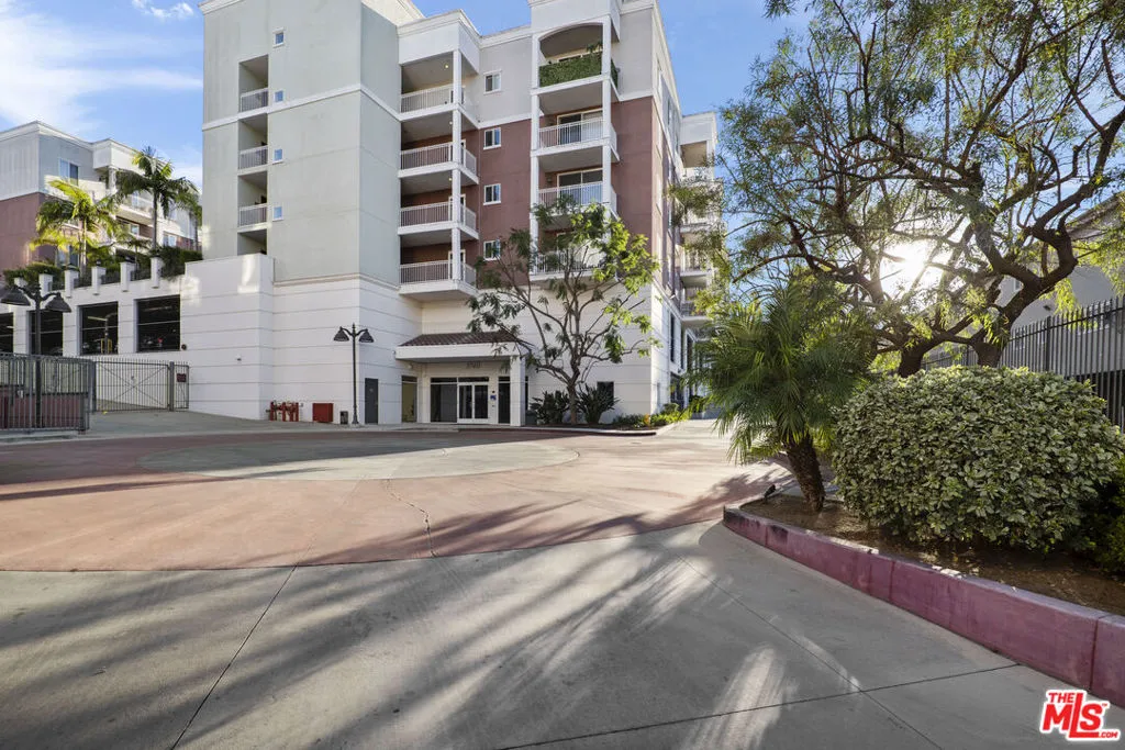 3740 Santa Rosalia Drive 212, Los Angeles, California 90008 home-pic-20