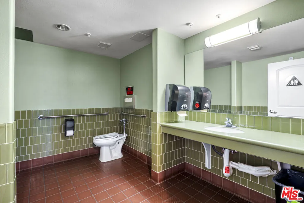 3740 Santa Rosalia Drive 212, Los Angeles, California 90008 home-pic-16