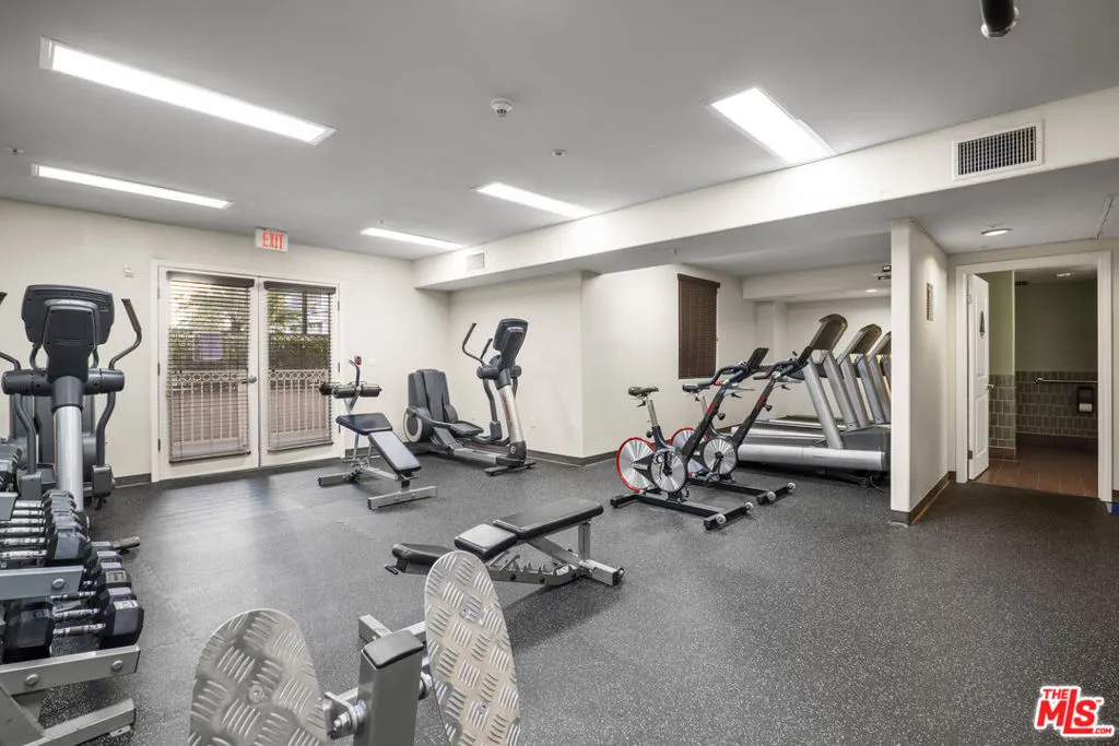 3740 Santa Rosalia Drive 212, Los Angeles, California 90008 home-pic-15