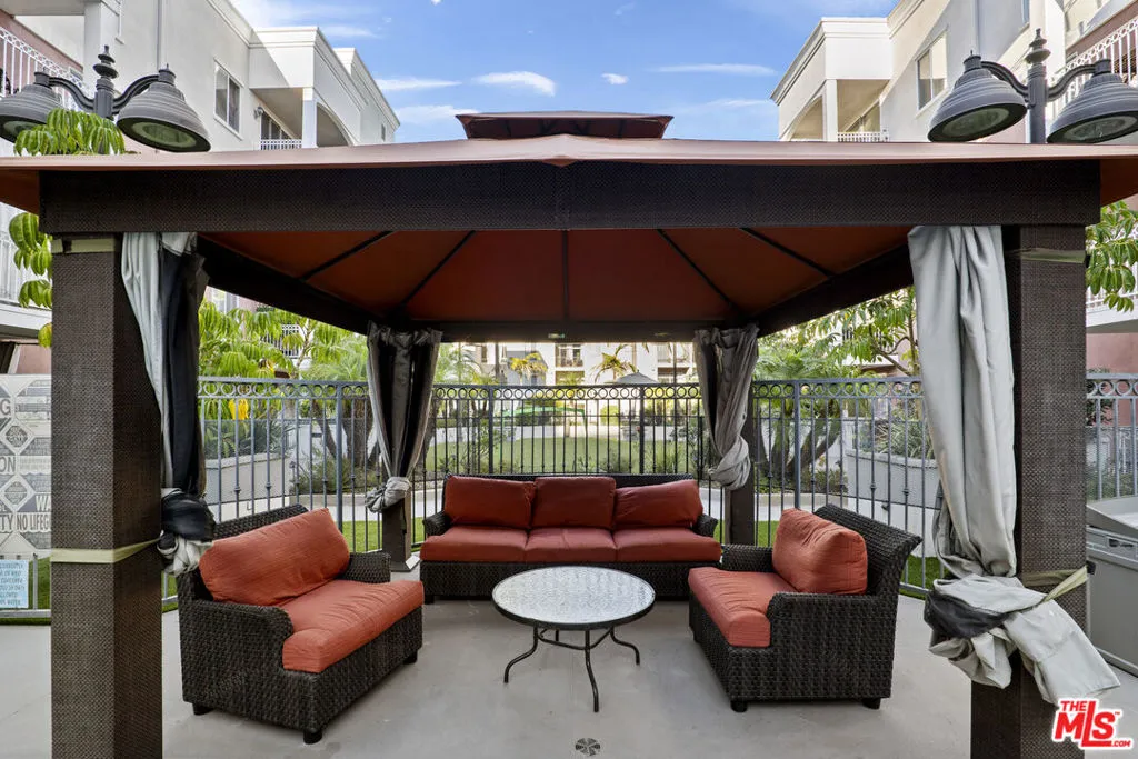 3740 Santa Rosalia Drive 212, Los Angeles, California 90008 home-pic-13