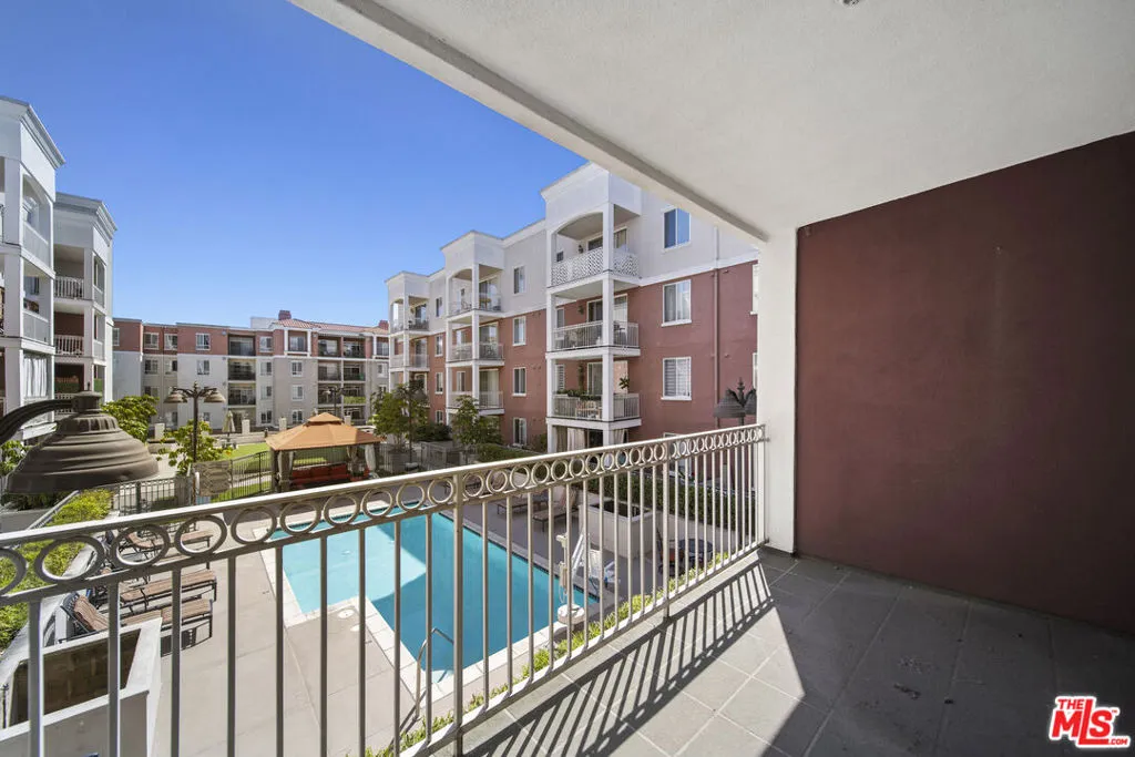 3740 Santa Rosalia Drive 212, Los Angeles, California 90008 home-pic-3