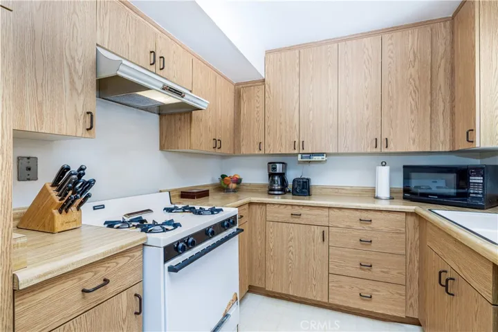 22137 Burbank Boulevard 7, Woodland Hills, California 91367