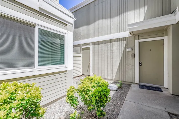 22137 Burbank Boulevard 7, Woodland Hills, California 91367