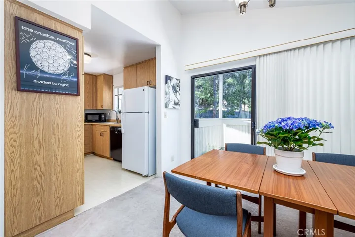 22137 Burbank Boulevard 7, Woodland Hills, California 91367