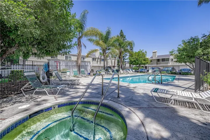 22137 Burbank Boulevard 7, Woodland Hills, California 91367