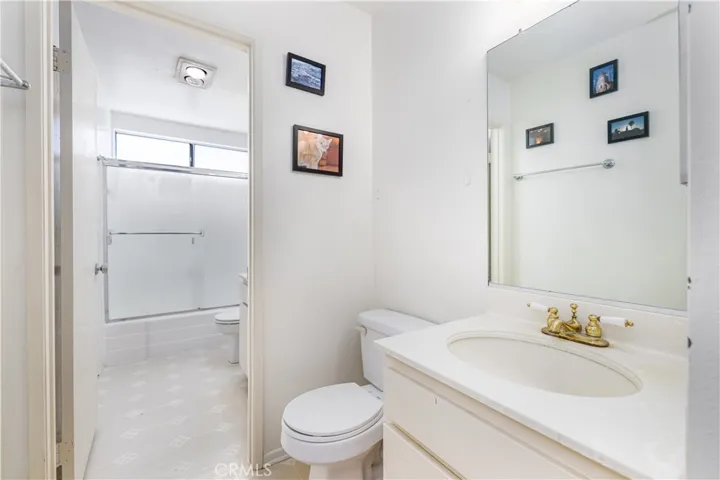 22137 Burbank Boulevard 7, Woodland Hills, California 91367