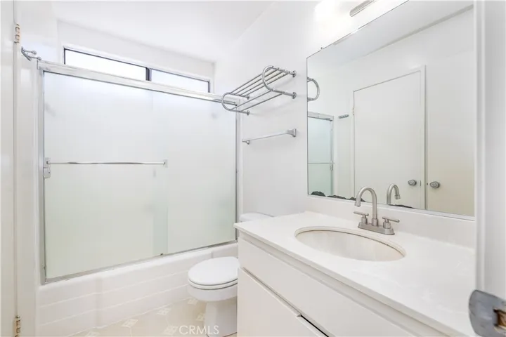 22137 Burbank Boulevard 7, Woodland Hills, California 91367