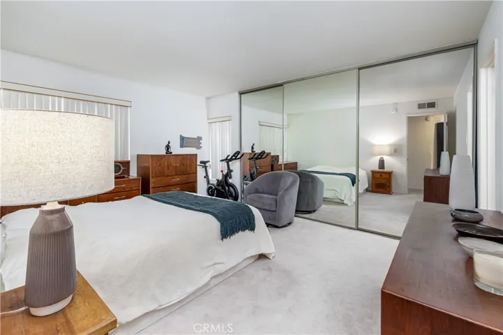 22137 Burbank Boulevard 7, Woodland Hills, California 91367
