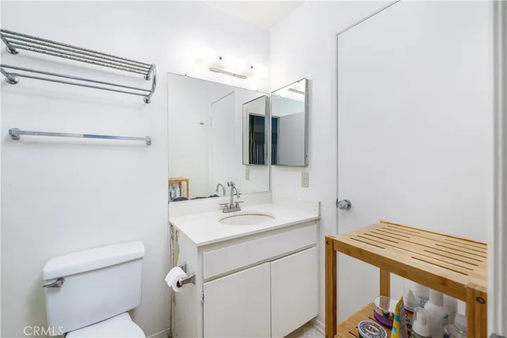 22137 Burbank Boulevard 7, Woodland Hills, California 91367