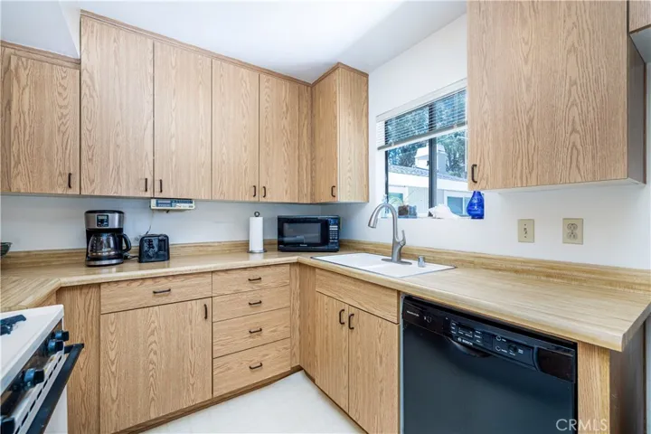 22137 Burbank Boulevard 7, Woodland Hills, California 91367