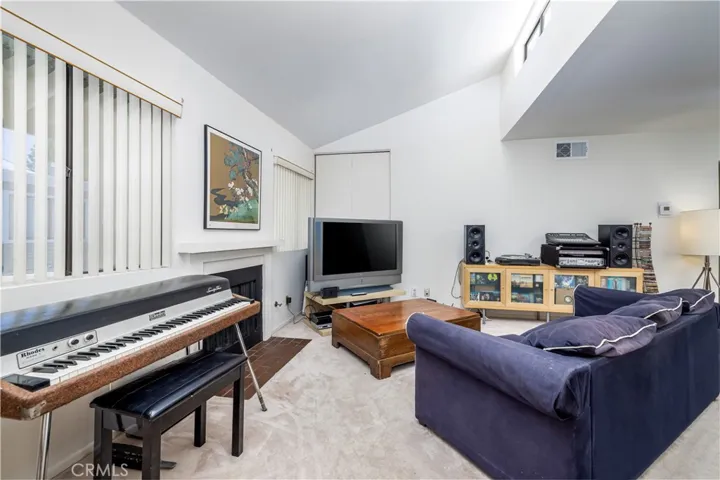 22137 Burbank Boulevard 7, Woodland Hills, California 91367
