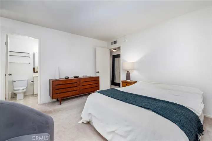 22137 Burbank Boulevard 7, Woodland Hills, California 91367
