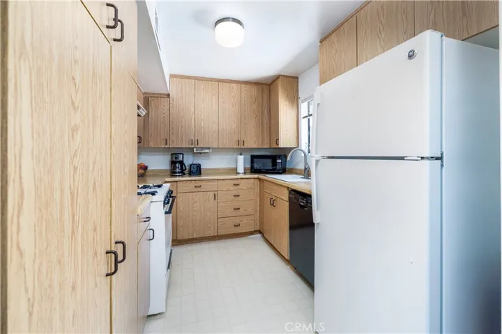 22137 Burbank Boulevard 7, Woodland Hills, California 91367