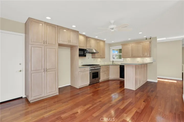 Direct access from the garage to the kitchen
