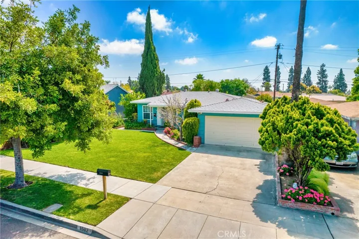 FRONT DRIVEWAY VIEW