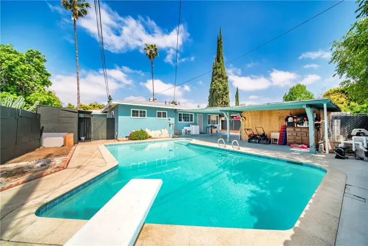POOL W/DIVINGBOARD