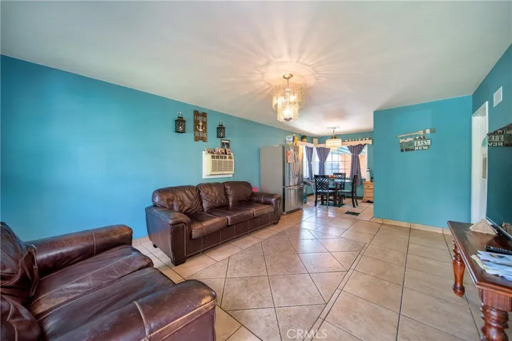 LIVINGROOM ENTRY