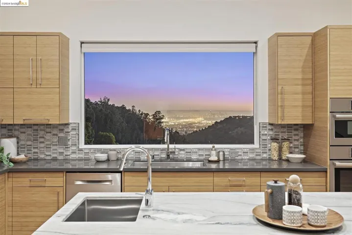 5695 Skyline Blvd, Oakland, California 94611