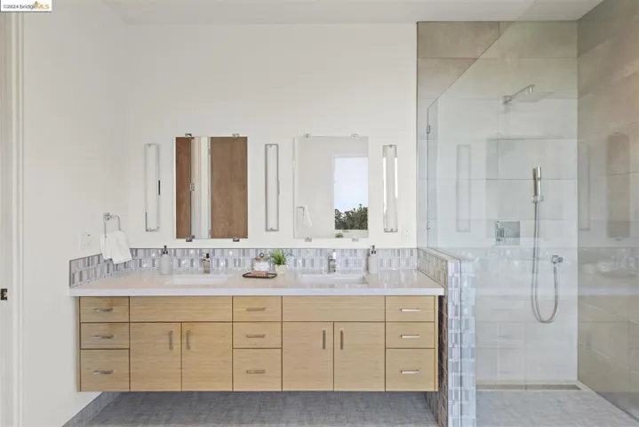 5695 Skyline Blvd, Oakland, California 94611