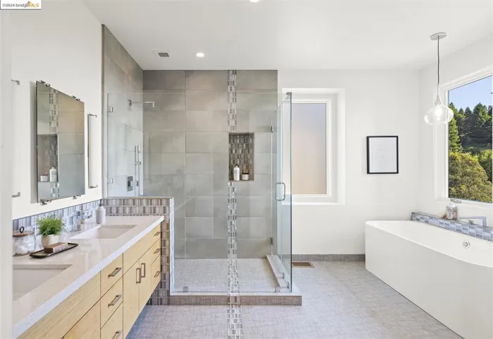 5695 Skyline Blvd, Oakland, California 94611