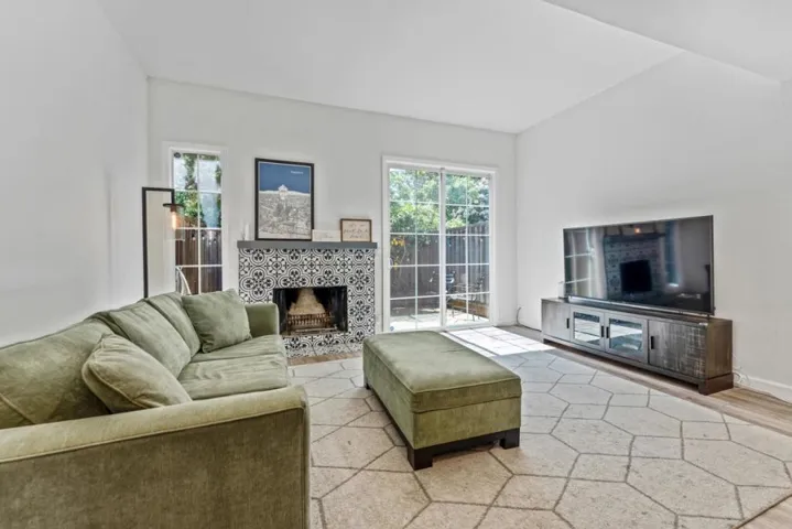 832 Rue Montagne, Campbell, California 95008