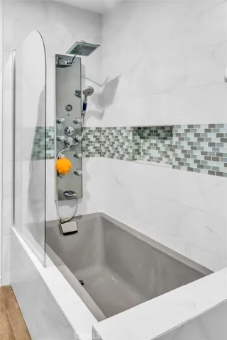 Primary tub/shower
