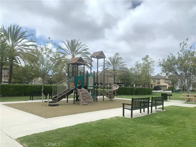 Community play structure