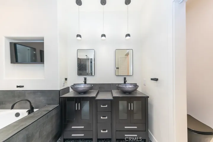 Dual sinks and vanities