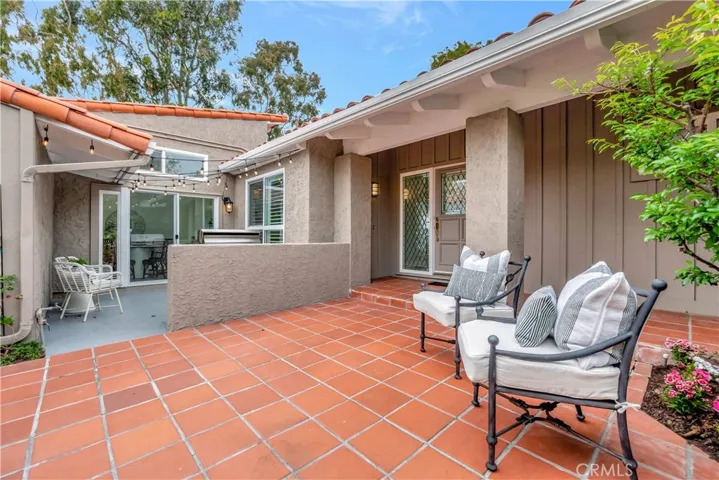 Front patio and courtyard